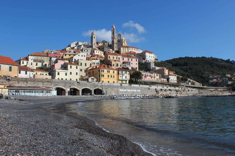 Spiaggia di Cervo con il borgo e la chiesa